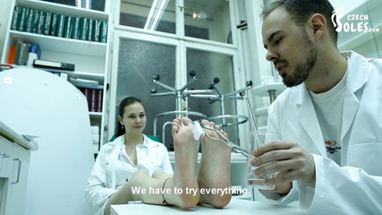 Czech Soles - foot fetish content: Anti-páchnoucí laboratorní výzkum pro její opravdu páchnoucí nohy