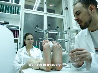 Czech Soles - foot fetish content: Badania laboratoryjne surowicy przeciw zapachowej dla jej naprawdę śmierdzące stopy