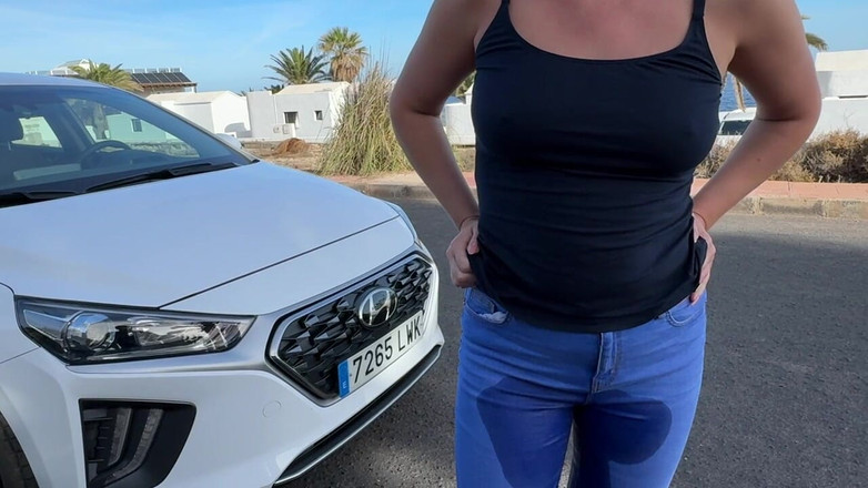 Emma Voyeur: Dívka Si Počůrá Džíny Na Ulici