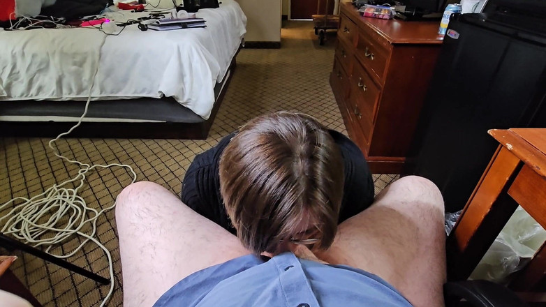 Funhousewife69: Pomógł mi do mojego pokoju, więc przewrócił uderzony ssąc jego...