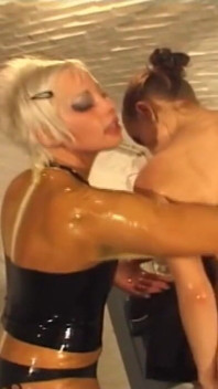 Latex a lesbické BDSM