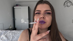 Your fantasy studio: Kouření a vaping s fialovou lesklou rtěnkou
