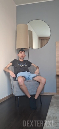 Rafael, un jeune Espagnol sexy à la bite énorme baise le gros cul de son papa sans capote