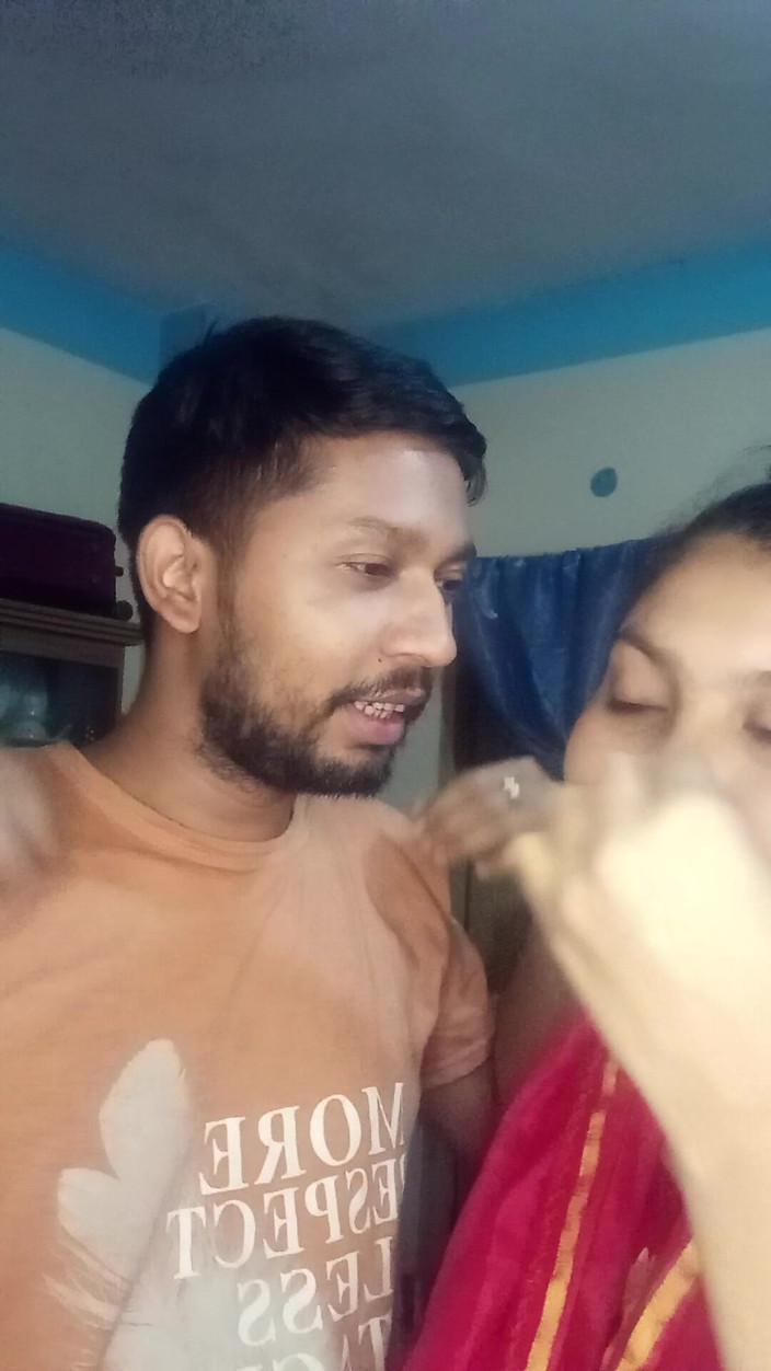Desi Video BD: कोलकाता: कोलकाता के सोनागाछी इलाके में एक आदमी को उसके मकान मालिक ने कथित तौर पर चोदा