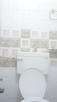 Couple indien dans la salle de bain