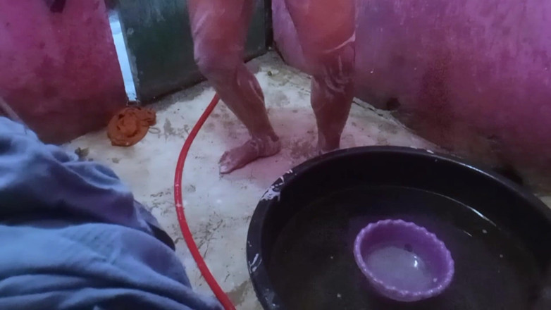 Citra: Mama mea vitregă se filmează întotdeauna la duș pentru a-și arăta...