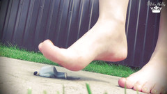 Goddess Misha Goldy: Misha destruye un pequeño juguete de hombre con su culo,...