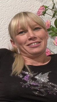 Süße blondine aus deutschland weiß, wie man ihre muschi befriedigt
