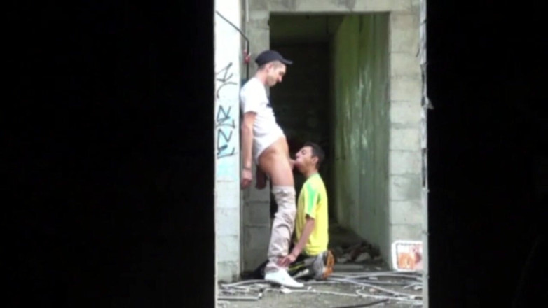 Gaybareback: Los futbolistas chupan a su pareja en lugar discreto