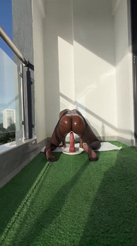 Negresă grasă călărește și ejaculează pe un vibrator imens