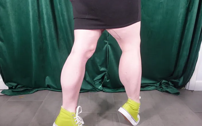 Deanna deadly: Cum for Muscular Calves in Green Converse