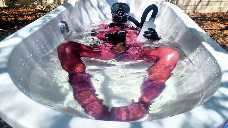 Athos: Protocole de bain de drone en latex violet