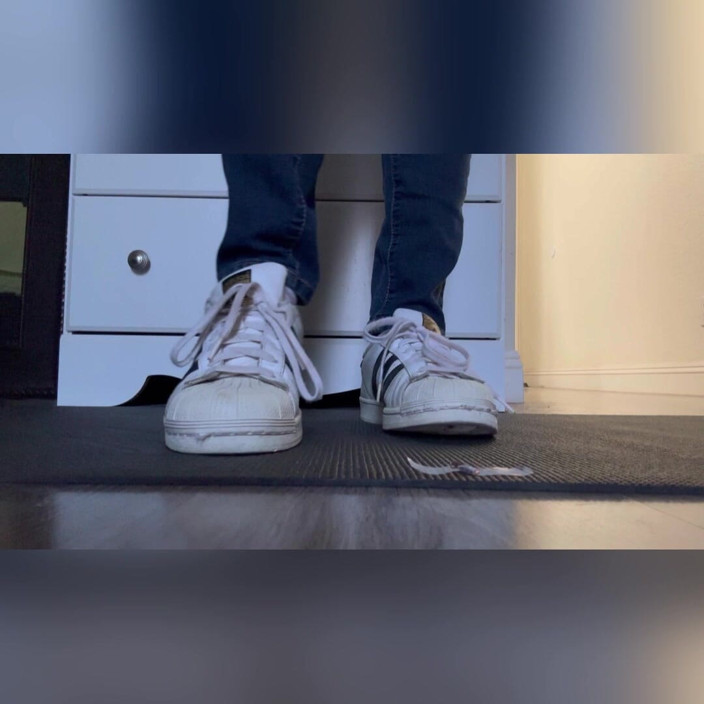 Tan feets: Mixed Latina Tanfeets Riesin in Turnschuhen n Socken Schuhentfernung Winziger...