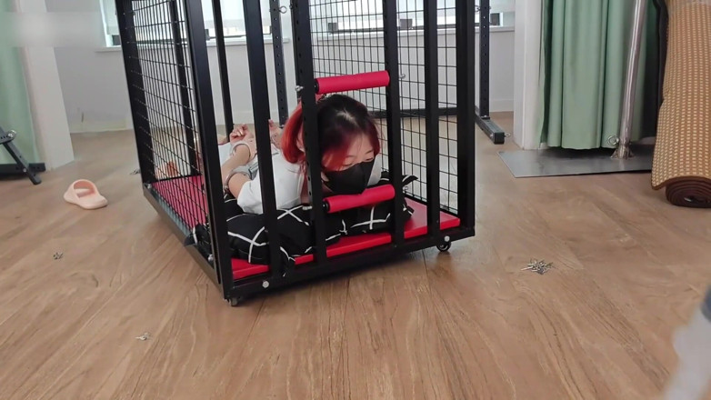 Cute girl bondage: Fată desculță într-o cuașcă