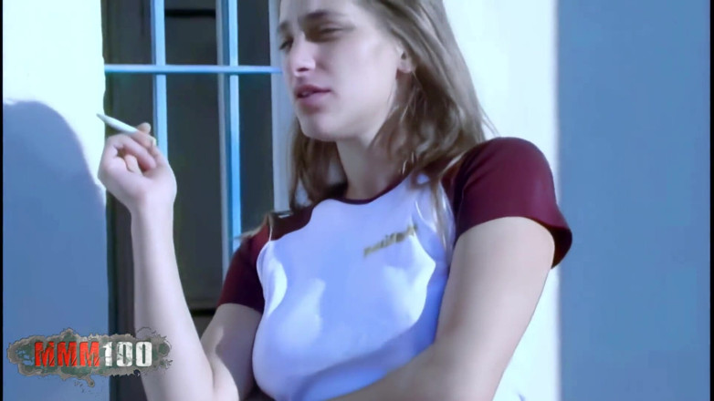 MMM100: Val: Nadržená blondýnka Val dělá sexy striptýz na terase