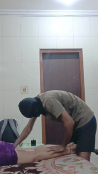 Didi a Fost Dusă La Hotel Și a Făcut Un Masaj, Apoi S-a Uitat La Corpul Fierbinte.
