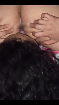 Mamei sexy mature îi place să sugă pula și să lingă curul pentru prietenul fiului ei