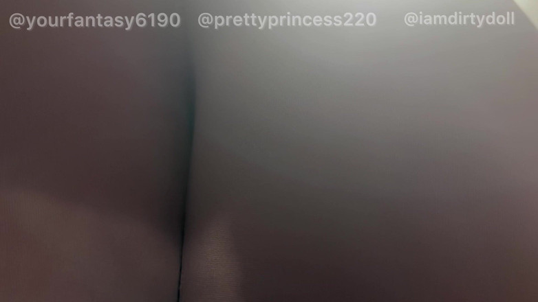 Your fantasy studio: 3 大屁股女孩在紧身裤对你放屁