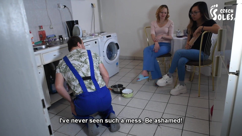 Czech Soles - foot fetish content: Un muncitor indecent își învață lecția sub cele 4 picioare dominante