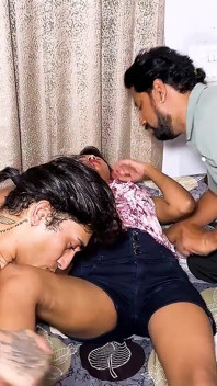 प्रमोटर अपनी पत्नी को चोदने के बाद एक अच्छे सेक्सी जोड़े को अपना फ्लैट उपहार में देता है, एक पूर्ण ऊर्जावान हार्डकोर तीन लोगों वाली चुदाई सेक्स