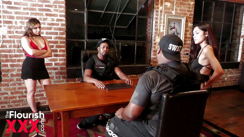 The Flourish XXX: L'équipe de Swat se fait salir - épisode 5