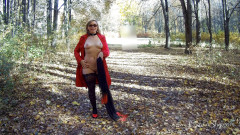 MILF Oxana: Esibizionismo e pompino all'aperto nel parco autunnale