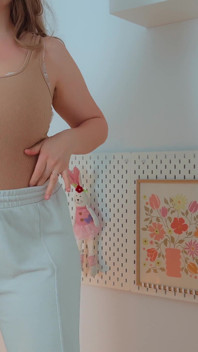 Une femme pulpeuse taille une pipe à son mari pour s’excuser.