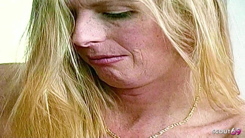 Shemale TS Collection: Waria rambut pirang lagi asik nyepong kontol cowok-cowok di kencan...