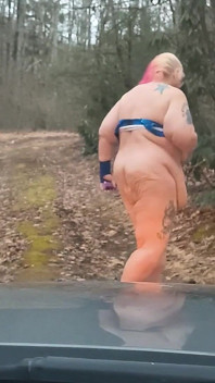 Passeggiare nuda nei boschi
