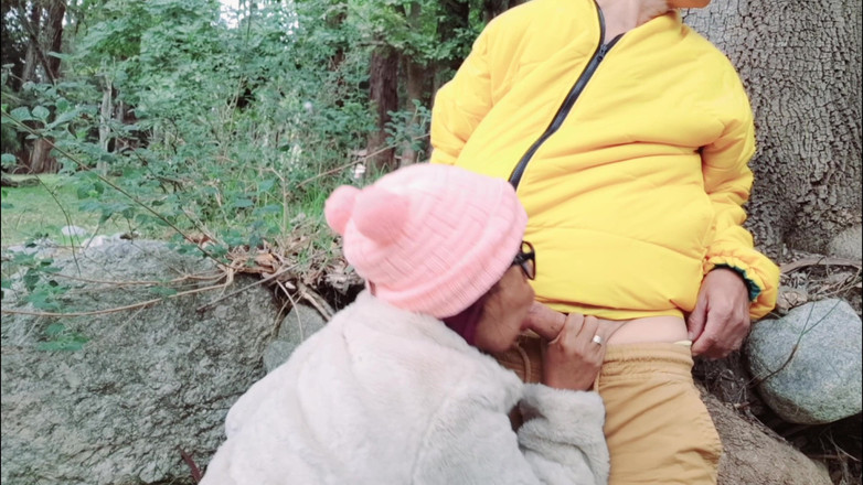 Lady: Мілфа з великими грудьми з великою дупою смокче член збоченого старого і бере його в свою соковиту пизду