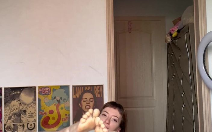 Skinny_lady69: 脚巨人奴隶训练崇拜