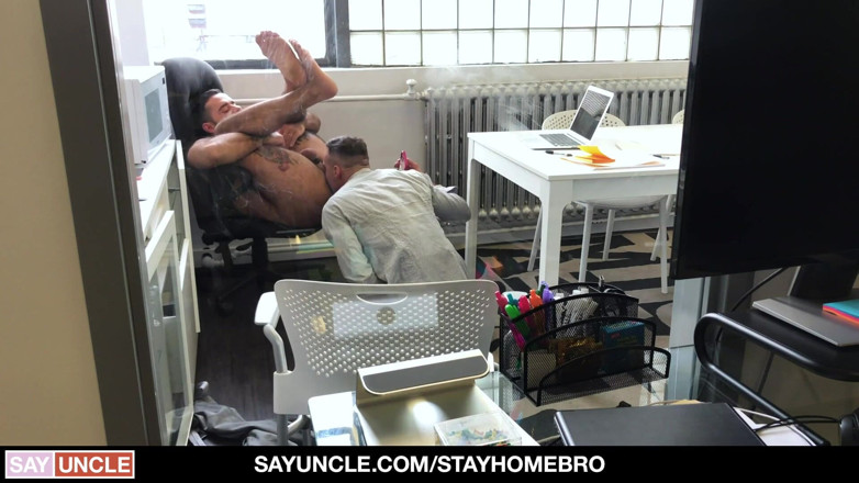 Say Uncle: Un mec musclé en cuir se fait enculer