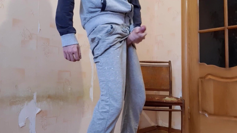 AlexRusFun: Stavitel si roztrhá kalhoty a honí si svého velkého ptáka
