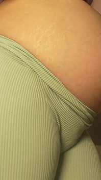 India embarazada madrastra coño marcado en leggings azules y masturbándose luego jugando con sus bragas y grandes tetas