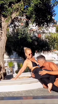 Selena's Yoga Exerciții și sex în aer liber