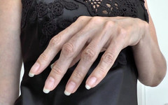 Lady Victoria Valente: Joi clip com belas mãos e negligee de seda preta