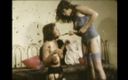 Vintage megastore: Heißes lesbisches paar spielt bondage und peitsch-spiel im amerikanischen retro-porno-video