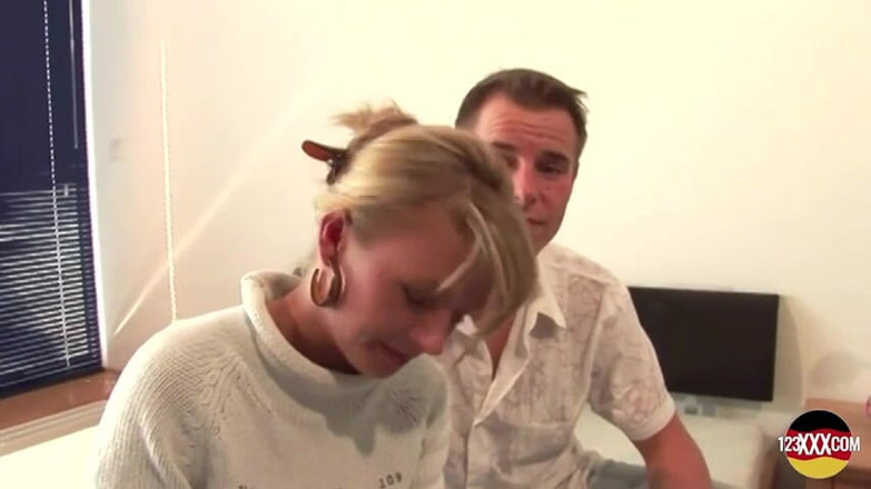123XXX - 100% Amateurs: Curvă blondă sexy futându-și vecinul german