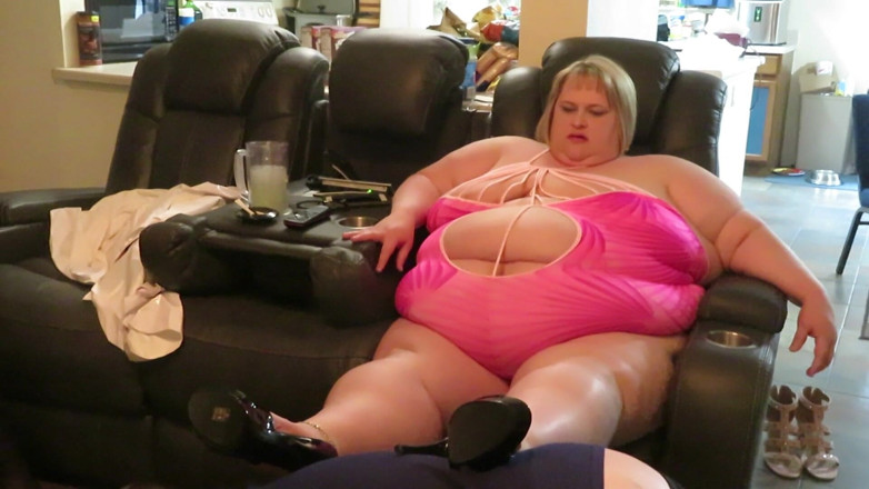 BBW nurse Vicki adventures with friends: Ssbbw Lucki Lexxi Sub zakłada buty