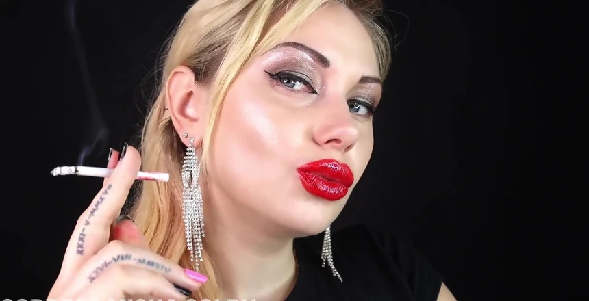 Goddess Misha Goldy: Primer plano labios rojos fumando 1