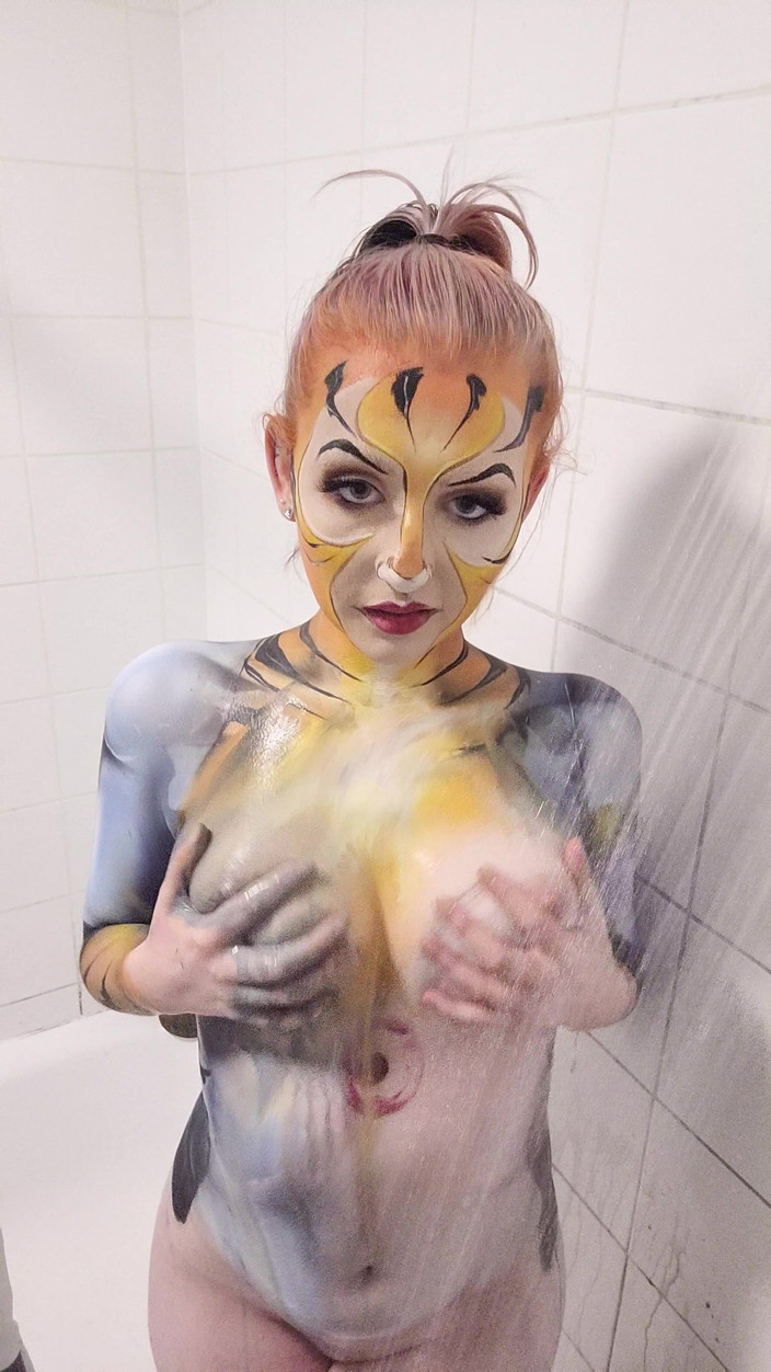 Em Yang: Thundercats Tygra odstranění barvy na tělo ve sprše