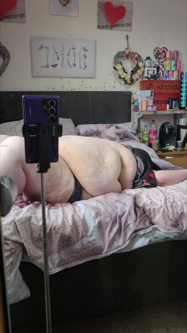 SSBBWLadyBrads: Nữ thần bụng ssbbw của bạn trên giường