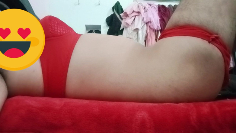 Gaurisissy: Hintli eşcinsel travesti gaurisissy büyük göğüslerine bastırıyor ve kırmızı balayında...