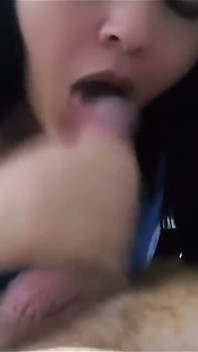 Freche Stieftochter Stoppt Den Film Und Gibt Einen Blowjob, Der Das Sperma Schluckt