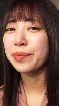 Sara Kagami met haar neus geopend - neushaak, afzuigapparaat en wattenstaafjes