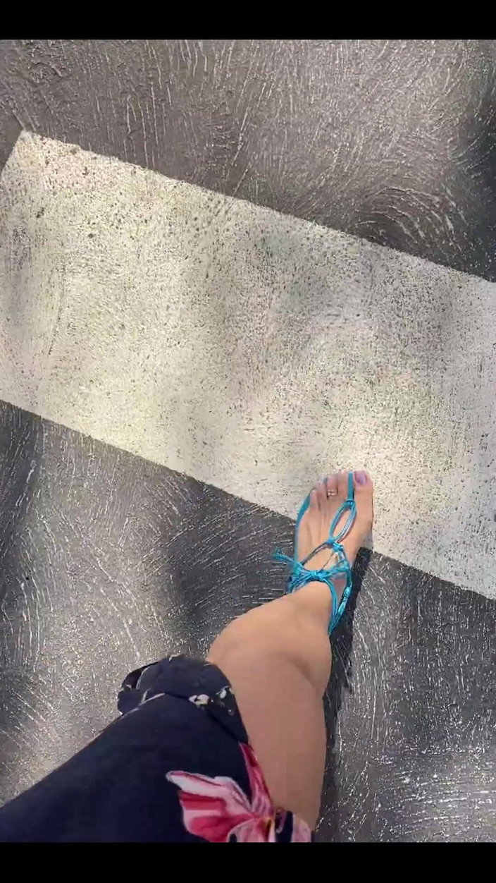 KiffaFeet: Dobré ráno s mými sexy nohami a modrými sandály