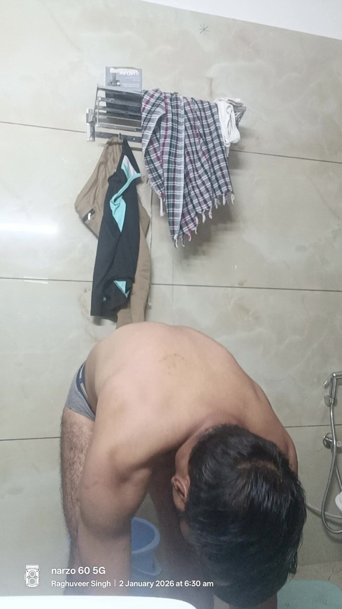 Rajasthani-old-lover: L'indiano del rajasthani desi man si gode la doccia