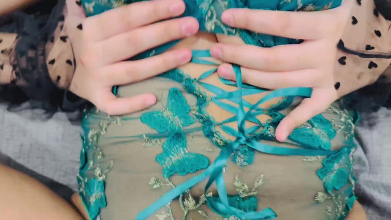 Asian Holes: 섹시한 란제리를 입고 배다른 여동생을 따먹을 때까지 기다릴 수 없는 의붓남자