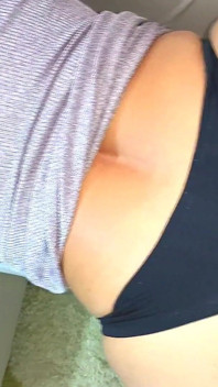 BBW cu forme, în rochie lungă, primește o vizită surpriză și o sesiune intensă de sex cu câini - POV