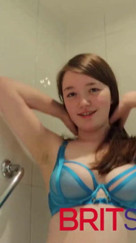 Real britânica de 18 anos mijando no chuveiro